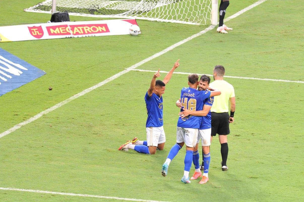 Gol de Vitor Roque, do Cruzeiro, no clssico contra o Atltico