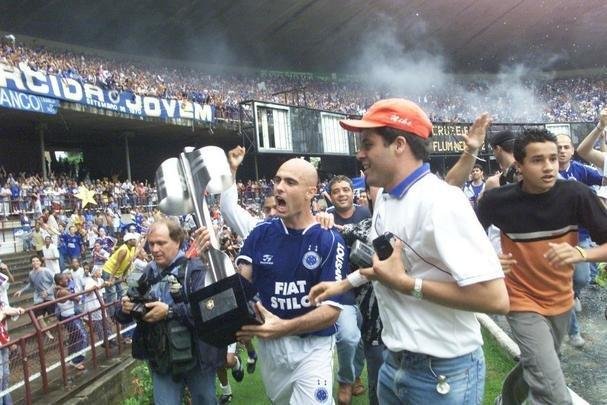 Com o ttulo brasileiro confirmado, o Cruzeiro fez no dia 7 de dezembro de 2003 o jogo da taa e das faixas contra o Fluminense, no Mineiro. Com show de Alex, autor de dois gols, o time celeste goleou os cariocas por 5 a 2 e promoveu nova festa da torcida azul em Belo Horizonte. Jogadores finalmente ergueram a taa oficial do Campeonato Brasileiro, cedida pela CBF, e deram a volta olmpica. Os campees brasileiros de 1966 tambm participaram das comemoraes no Gigante da Pampulha.