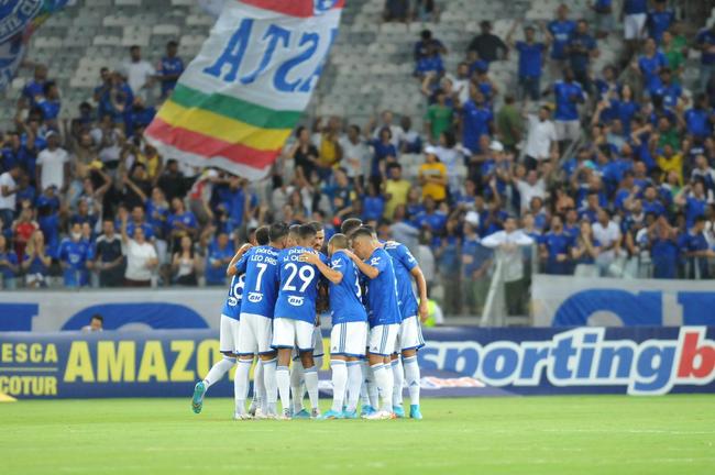 Fotos da torcida do Cruzeiro na partida contra o Londrina, no Mineiro, pela quarta rodada da Srie B do Brasileiro de 2022 