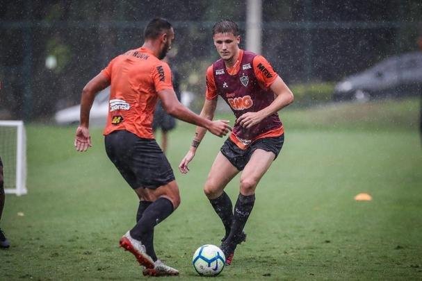 Atlético treina com Victor e Jair em campo; veja fotos