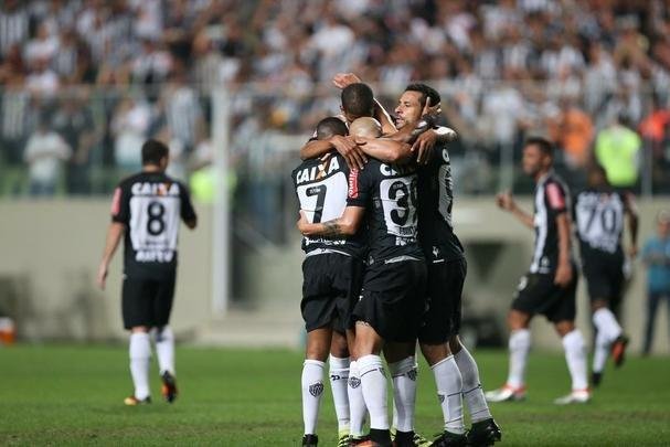 Lance de Atltico x Chapecoense, jogo vlido pelo Campeonato Brasileiro