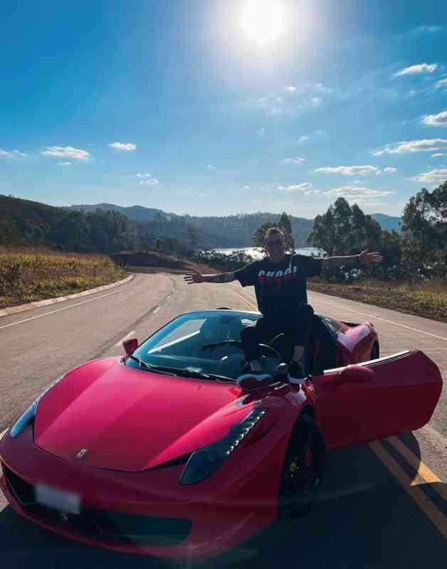 Bernard posta foto com Ferrari 458 Spider, lanada em 2012 e com preo mdio de mais de R$ 1,4 milhes 