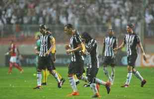 Em jogo com chuva de granizo e 'apago' no Horto, Galo  batido pelo Internacional por 1 a 0