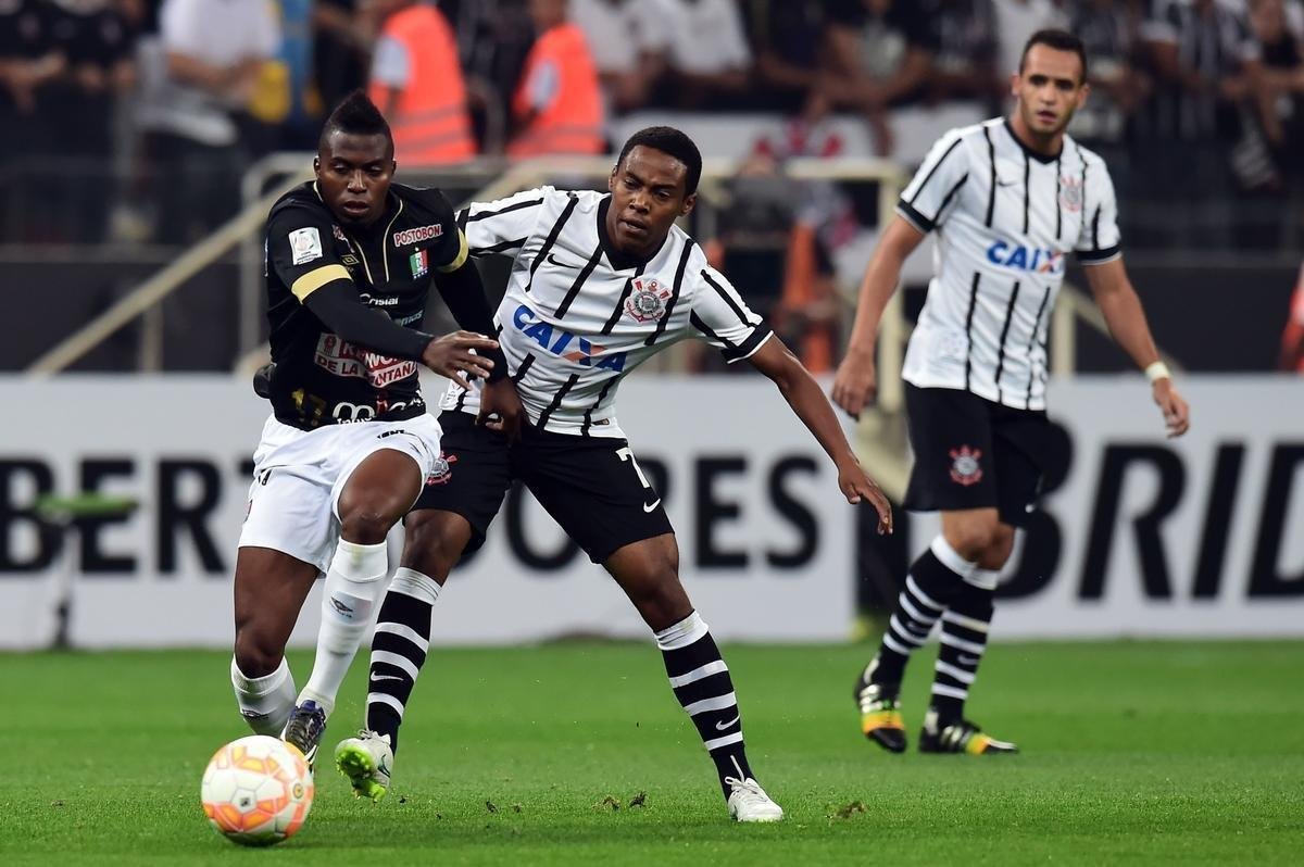 Ao lado de Fbio Santos estava Elias, que participou da pr-Libertadores de 2015 com o Corinthians. O meio-campista foi titular e marcou nos dois jogos contra o Once Caldas, da Colmbia (4 a 0 em casa e 1 a 1 fora de casa). 