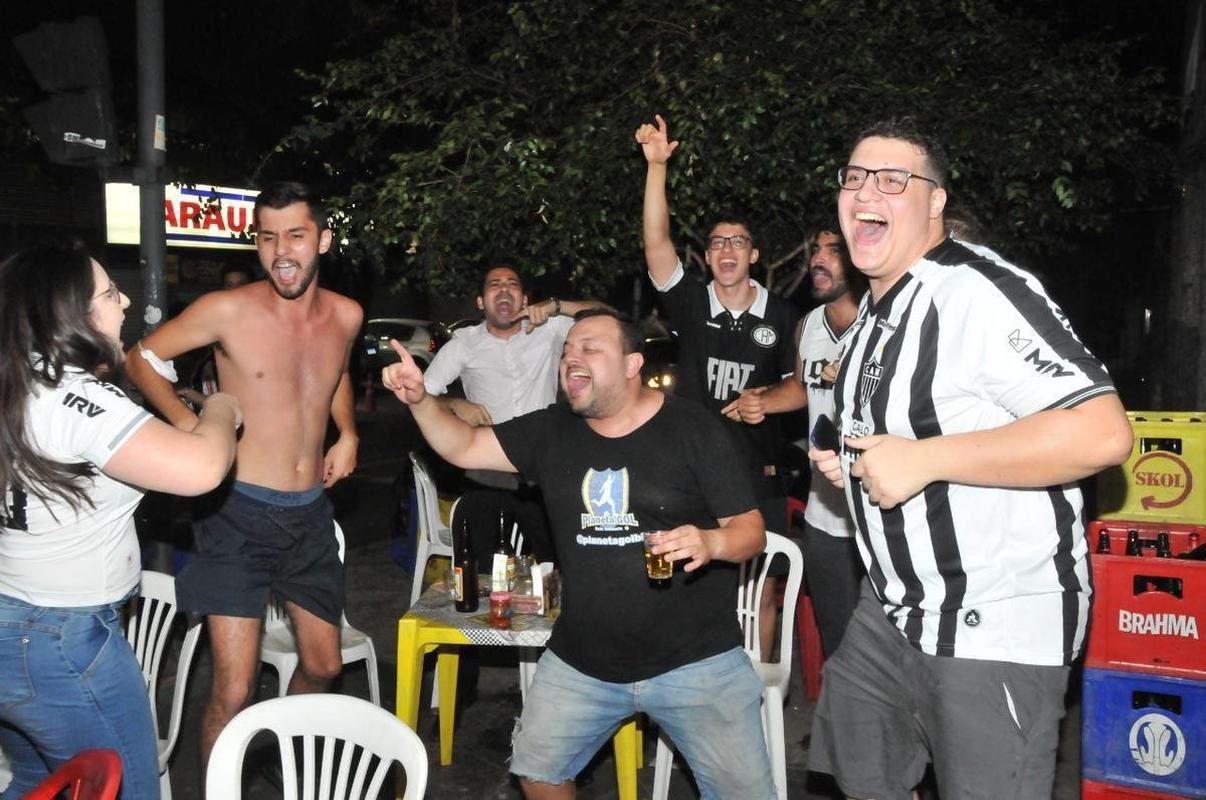 Torcedores do Galo comemoram classificao  final da Copa do Brasil no Bar do Salomo, tradicional reduto atleticano de Belo Horizonte