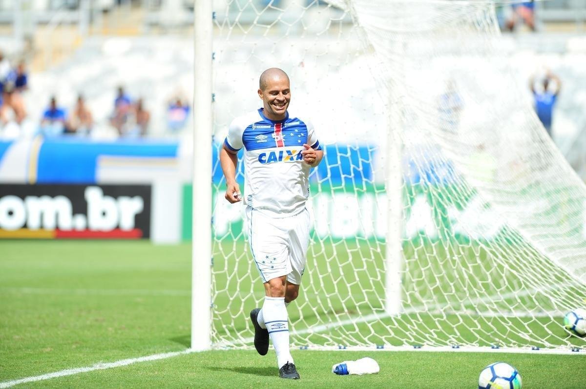 Cruzeiro: time campeo da Trplice Coroa de 2003 venceu equipe de masters por 2 a 1, neste domingo, em jogo festivo realizado no Mineiro