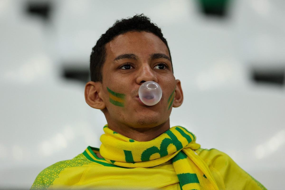 Fotos das torcidas de Brasil e Crocia no Estdio da Educao, em Al-Rayyan, no Catar, em duelo pelas quartas de final da Copa do Mundo