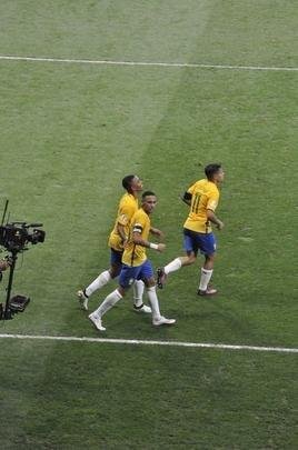 Neymar marca o segundo do Brasil aos 45 do primeiro tempo