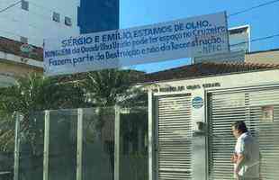 Grupo 'Nascidos Palestra, Forjados Cruzeiro' estendeu faixas cobrando a sada do supervisor Benecy Queiroz, mudana no estatuto do clube e isolamento da 'Famlia Unio'