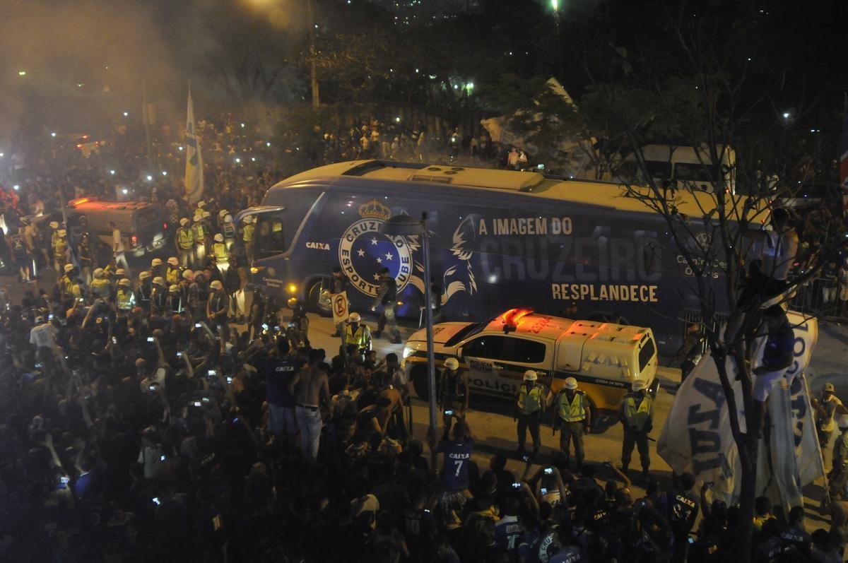 Jogadores desceram do nibus em meio  torcida na chegada ao Mineiro