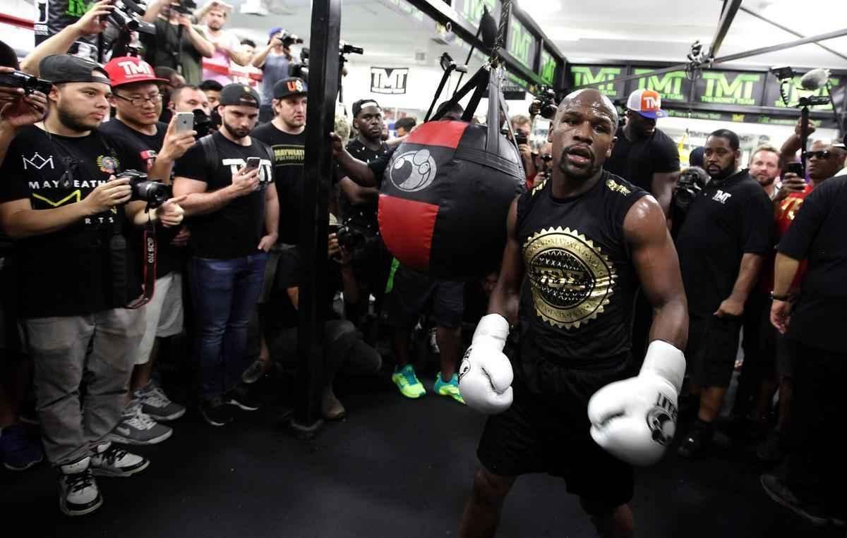Em preparao para superluta contra Conor McGregor, em 26 de agosto, Floyd Mayweather recebe imprensa em treino aberto em Las Vegas 