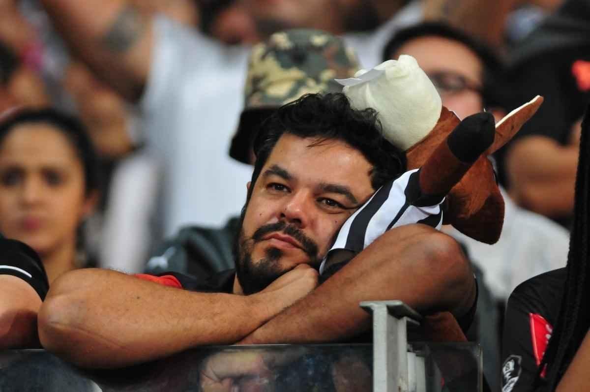 Irritados com eliminao para bolivianos no Mineiro, torcedores chegaram a oferecer dinheiro aos jogadores