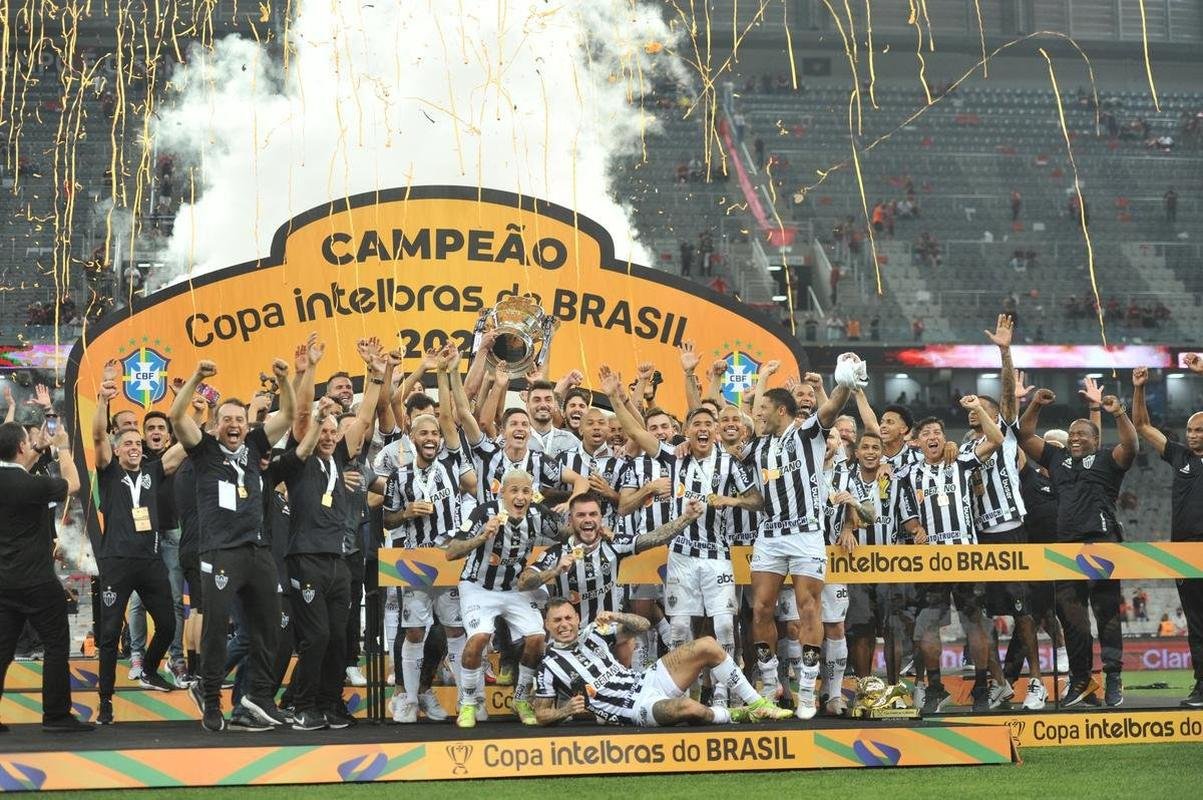 Atltico ergue a taa e festeja bi da Copa do Brasil