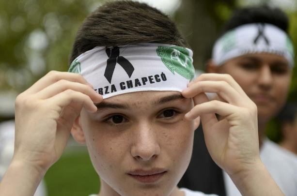 Lugar destinado a futebol e muita alegria, o Estdio Atanasio Girardot foi palco de homenagens e emoo. Com roupas brancas e flores nas mos, torcedores do Atltico Nacional fizeram viglia no local que seria, nesta quarta-feira, palco do jogo de ida da final da Copa Sul-Americana. Mas o desastre areo que matou grande parte da delegao da Chapecoense, convidados e jornalistas brasileiros impediu a realizao da festa. No lugar da bola rolando, tristeza e solidariedade. E milhes de entusiastas do esporte espalhados por todo o planeta dispostos a desejar fora  Chape. As imagens acima mostram que tudo isso  muito mais que futebol. O Nacional, atual campeo da Copa Libertadores, mostra todo o seu apoio ao clube catarinense, agora em busca de reconstruo para tocar seu caminho (CRDITO: AFP / STR / RAUL ARBOLEDA).