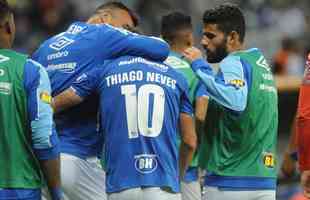 No segundo tempo, Cruzeiro perdeu pênalti com Sassá, mas chegou à virada em nova cobrança, dessa vez bem executada por Thiago Neves: 2 a 1