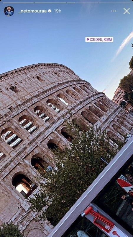 O volante Neto Moura, que na semana passada estava no Inglaterra, visitou o Coliseu, em Roma, na Itlia. 
