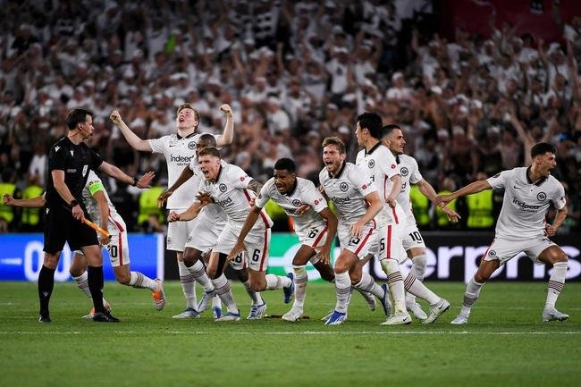 Jogadores do Eintracht festejam aps a cobrana de Borr no pnalti decisivo 