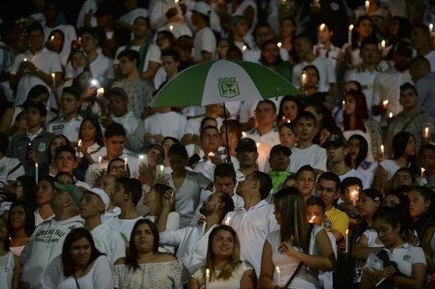 Lugar destinado a futebol e muita alegria, o Estdio Atanasio Girardot foi palco de homenagens e emoo. Com roupas brancas e flores nas mos, torcedores do Atltico Nacional fizeram viglia no local que seria, nesta quarta-feira, palco do jogo de ida da final da Copa Sul-Americana. Mas o desastre areo que matou grande parte da delegao da Chapecoense, convidados e jornalistas brasileiros impediu a realizao da festa. No lugar da bola rolando, tristeza e solidariedade. E milhes de entusiastas do esporte espalhados por todo o planeta dispostos a desejar fora  Chape. As imagens acima mostram que tudo isso  muito mais que futebol. O Nacional, atual campeo da Copa Libertadores, mostra todo o seu apoio ao clube catarinense, agora em busca de reconstruo para tocar seu caminho