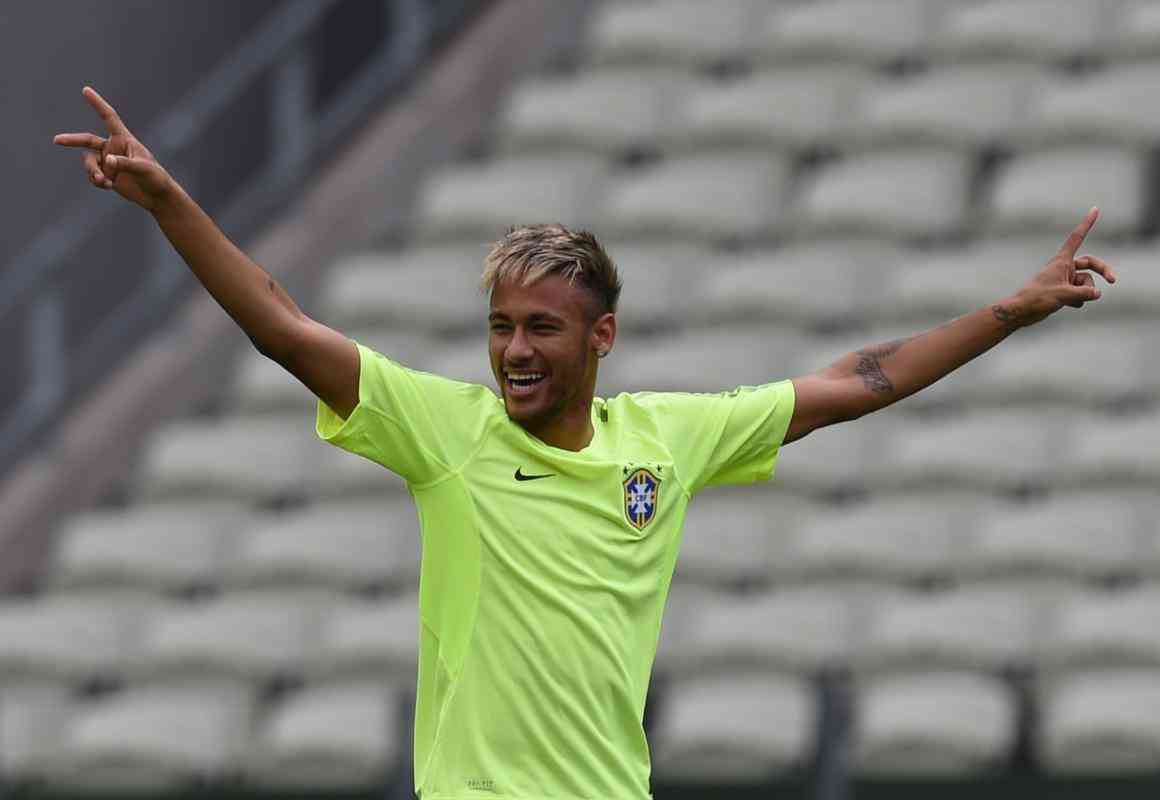 Neymar treinando antes de jogo contra o Mxico pela Copa do Mundo de 2014