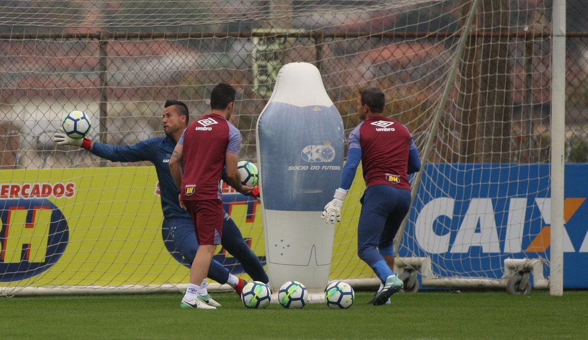 Goleiro Fbio vai a campo sob superviso de preparador Robertinho