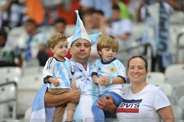Torcedores na partida entre Argentina e Paraguai, no Mineiro, pela Copa Amrica