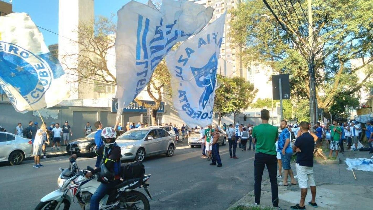 Torcida do Cruzeiro foi em peso ao Parque Esportivo do Barro Preto para fazer press�o pela aprova��o da venda da SAF a Ronaldo