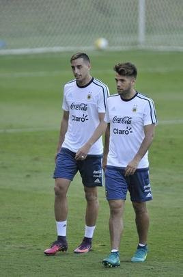 Seleo Argentina treinou nesta tera na Cidade do Galo com Lionel Messi. O craque cobrou faltas, afiou a pontaria e, em seguida, deixou a atividade mais cedo para se poupar. Na parte final, o tcnico Bauza orientou um trabalho em campo reduzido