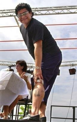 Maradona mostra tatuagem de Fidel Castro em sua panturrilha (fevereiro de 2002)
AP Photo/Cristobal Herrera, file