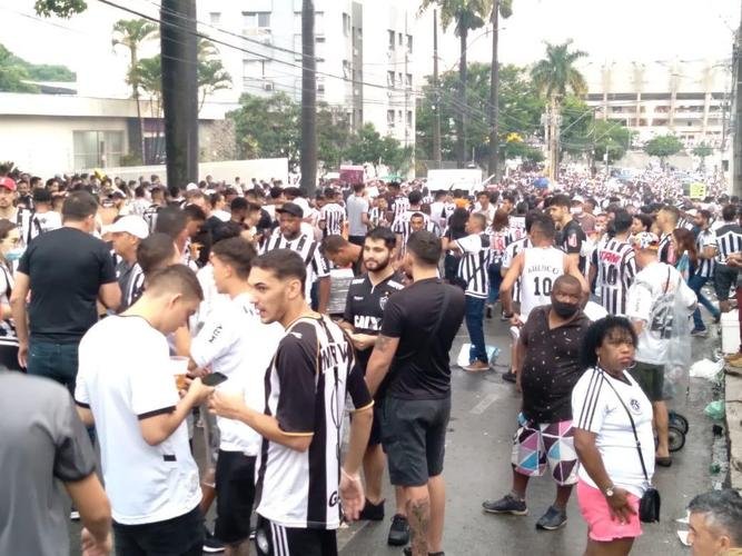 Torcedores do Atlético no entorno do Mineirão antes do jogo contra o Corinthians. Tarde/noite de chuva, trânsito ruim e filas longas no Gigante da Pampulha