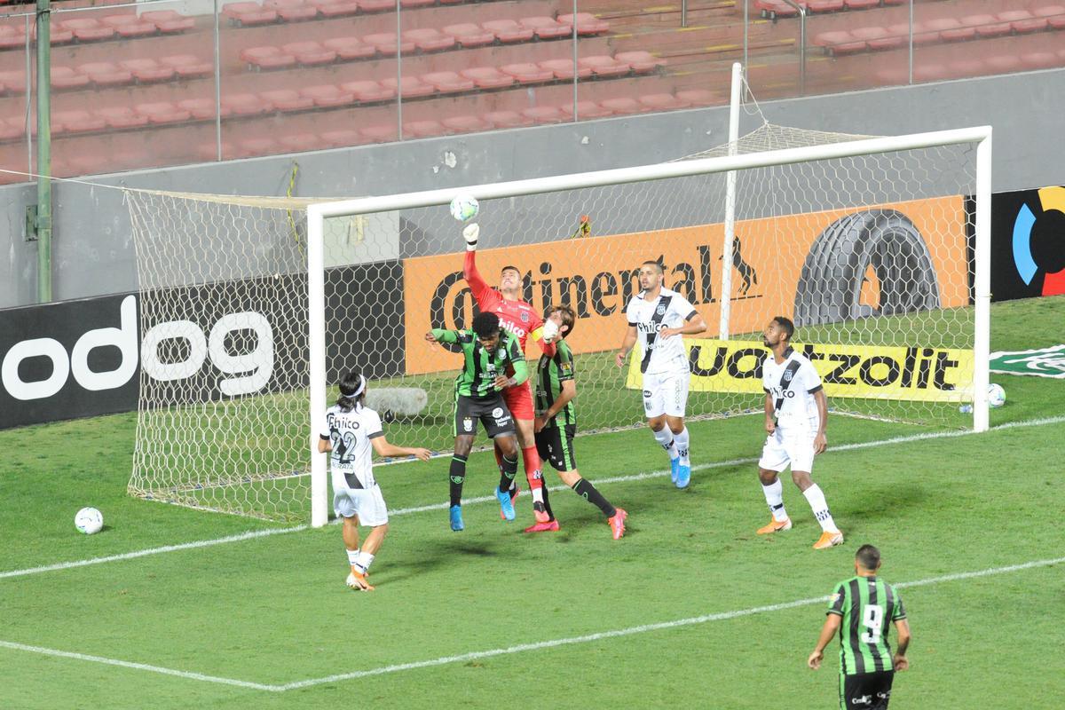 Rodolfo, de pnalti, marcou o terceiro gol do Amrica sobre a Ponte Preta