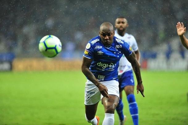 No segundo tempo, Cruzeiro no conseguiu a reao, levou bola na trave e ainda perdeu um pnalti com o meia Thiago Neves. Torcida se revoltou e atirou sinalizadores em campo