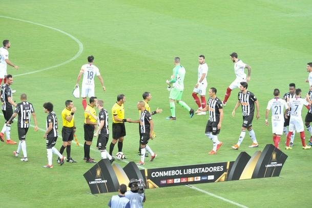 Fotos do duelo entre Atltico e Cerro Porteo, no Mineiro, pelo Grupo E da Copa Libertadores