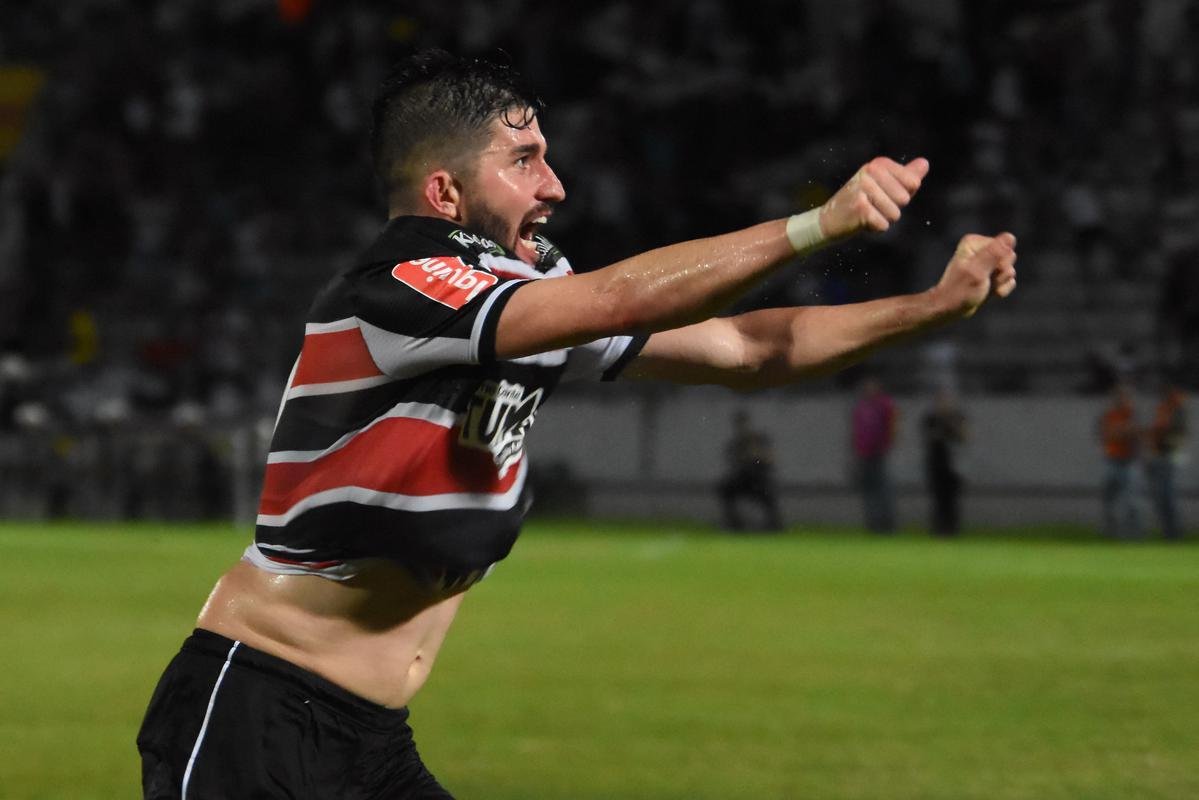 Em jogo movimentado, Santa Cruz e Treze se enfrentaram pela estreia da Série C de 2019. O time paraibano saiu à frente no primeiro tempo, com vantagem de 2 a 0 no placar. Com a virada após o intervalo, o Santa Cruz pressionou, mas o empate só viria após a invasão de um cachorro. Batizado depois de 'Pipicão', o cão foi retirado de campo pelo goleiro Anderson, e daí por diante o Santa empatou com gols de Neto Costa e Guilherme Queiroz, ambos reservas da equipe na ocasião.