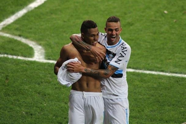 Pedro Rocha amplia vantagem do Grmio para 2 a 0 no Mineiro, no segundo tempo