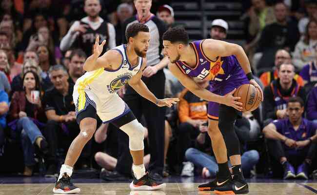 Stephen Curry e Devin Booker se enfrentaram nessa tera-feira, com o jogador do Suns levando a melhor
