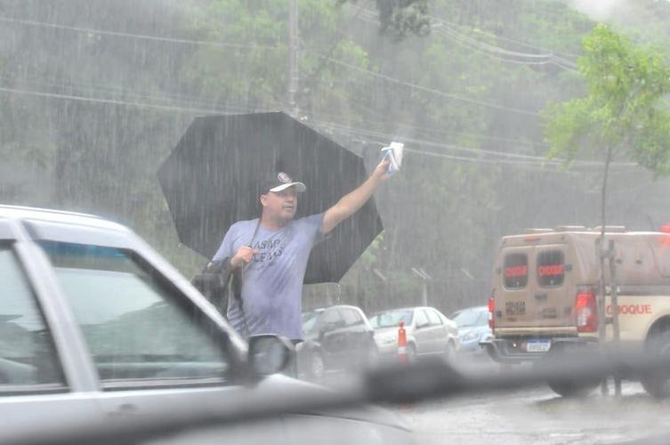 Torcedores do Atlético no entorno do Mineirão antes do jogo contra o Corinthians. Tarde/noite de chuva, trânsito ruim e filas longas no Gigante da Pampulha