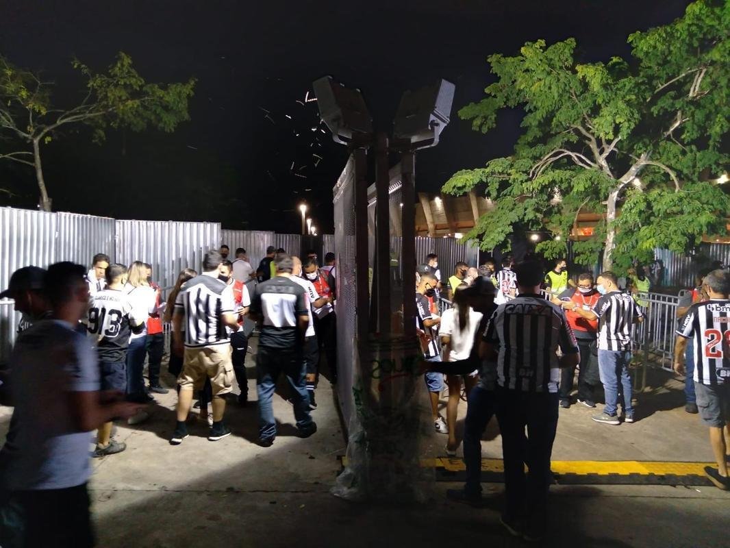 Atleticanos invadiram o Mineiro no jogo contra o Grmio e bateram recorde de pblico no Brasileiro; veja fotos do entorno do estdio antes da partida