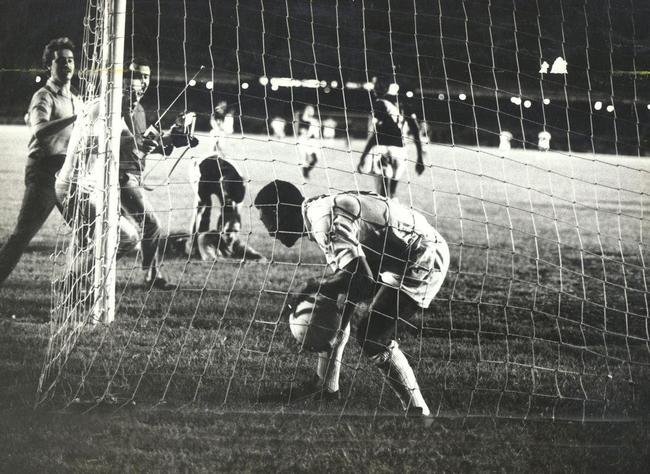 19/11/1969 - Milsimo gol de Pel, marcado de pnalti na vitria do Santos sobre o Vasco, por 2 a 1, no Maracan, pelo Torneio Roberto. O goleiro vascano era Andrada.