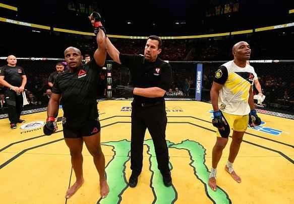 Fotos da derrota de Anderson Silva para Daniel Cormier no UFC 200