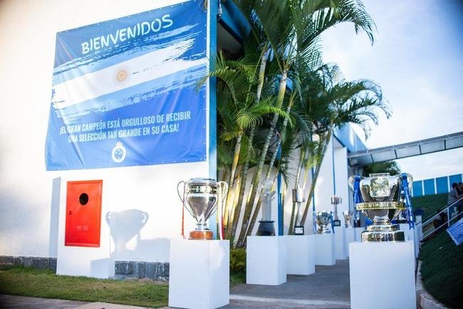 Cruzeiro preparou corredor com trofus de ttulos do clube para receber Seleo Argentina na Toca