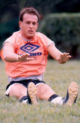 Fernando Kanapkis - O zagueiro uruguaio Fernando Kanapkis jogou no Atlético entre 1993 e 1994. Foram 27 jogos e 1 gol. Ele chegou cercado de expectativas, mas não rendeu o esperado no clube. Pelo contrário, ficou marcado por ser 'humilhado' pelo então jovem Ronaldo, no clássico contra o Cruzeiro. Em um clássico disputado no dia 6 de março de 1994, no Mineirão, Ronaldo marcou os três gols da vitória por 3 a 1 da equipe celeste. Além disso, em um drible na lateral do gramado, cortou Kanapkis duas vezes, que chegou a cair no chão, na tentativa de parar o Fenômeno.