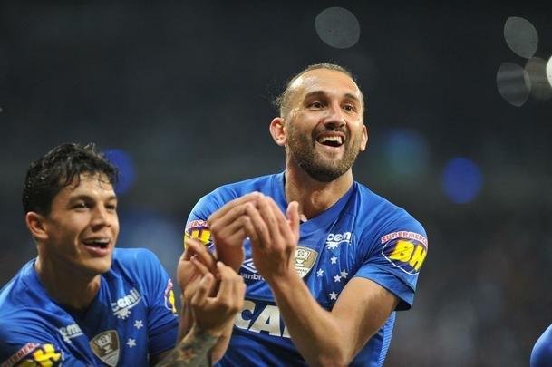 Cruzeiro ampliou sua vantagem no primeiro tempo com gol de Barcos, aos 26 minutos: 1 a 0