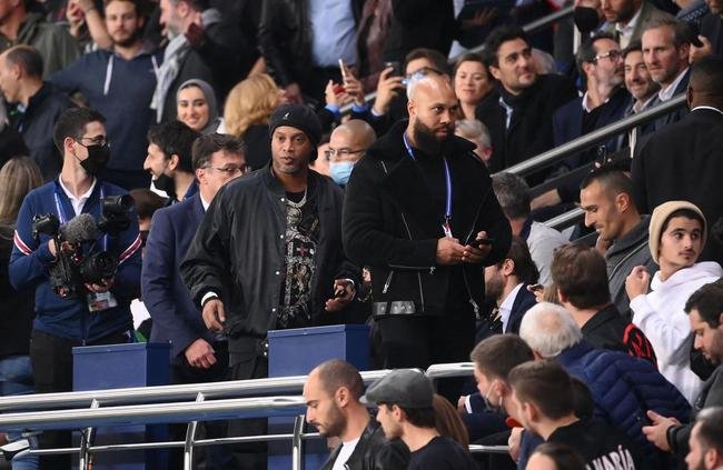 Ronaldinho Gacho foi recebido com festa pela torcida do PSG no Parc des Princes