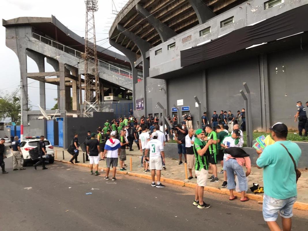 Fotos da torcida do Amrica no estdio Defensores del Chaco, em Assuno, antes da partida contra o Guaran pela segunda fase da Copa Libertadores
