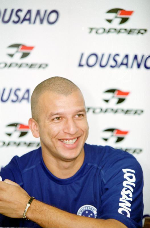 Fábio Júnior foi o artilheiro do Cruzeiro vice-campeão brasileiro de 1998, com 18 gols em 32 jogos. Graças ao grande desempenho, a Roma, da Itália, pagou 15 milhões de dólares por sua contratação, em janeiro de 1999. Em março de 2000, retornou ao time celeste por empréstimo e foi fundamental no título da Copa do Brasil ao marcar o primeiro gol da vitória por 2 a 1 sobre o São Paulo, no Mineirão. O centroavante teve uma terceira estada no clube, em 2002. No geral, disputou 190 partidas e fez 81 gols.