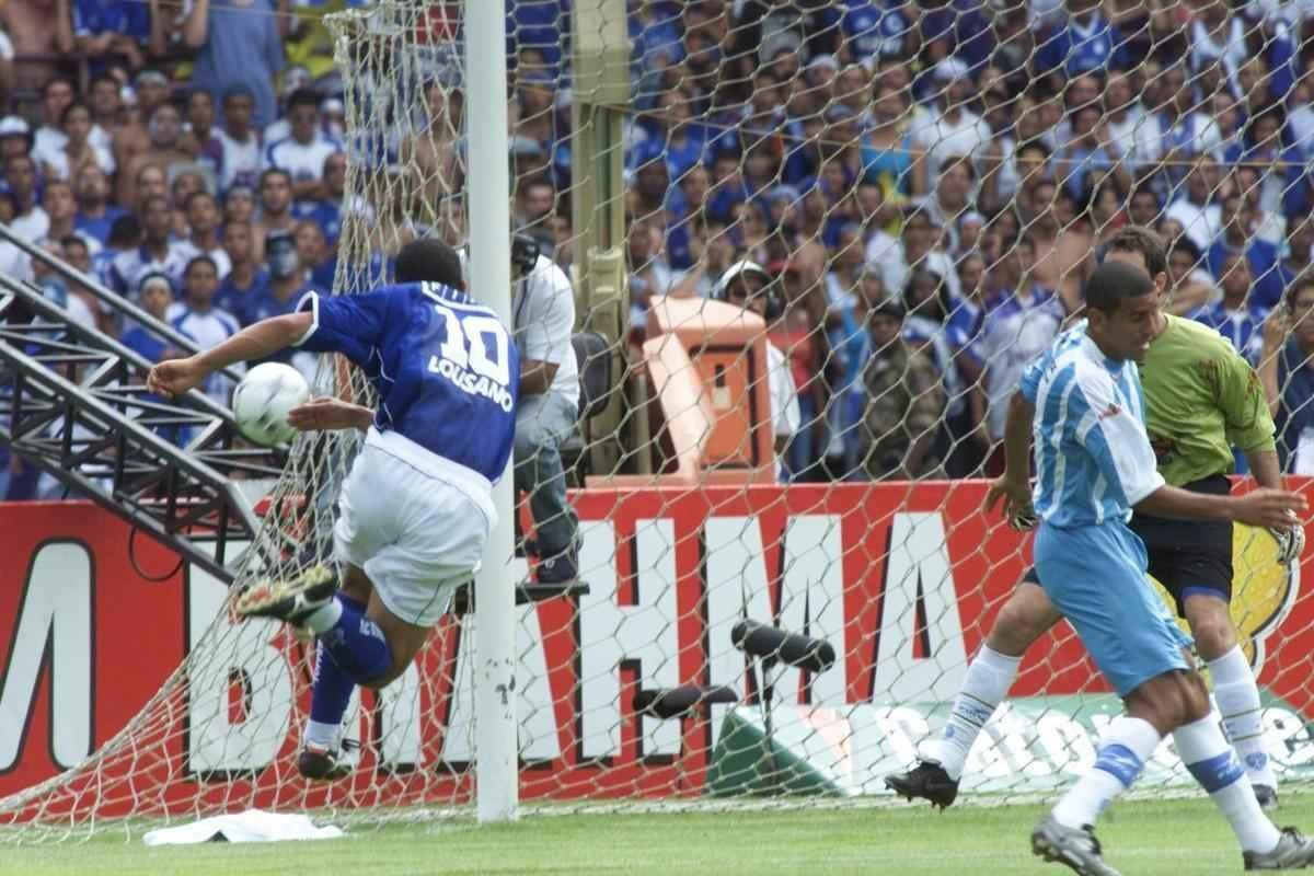 Em 30 de novembro de 2003, Cruzeiro derrotou o Paysandu por 2 a 1, no Mineiro, pela 44 rodada, e confirmou o ttulo brasileiro de forma antecipada. Zinho, no primeiro tempo, e Mota, no segundo, marcaram os gols celestes. Aldrovani descontou para o Papo. Depois do apito final, uma grande festa tomou conta do gramado e das arquibancadas. 