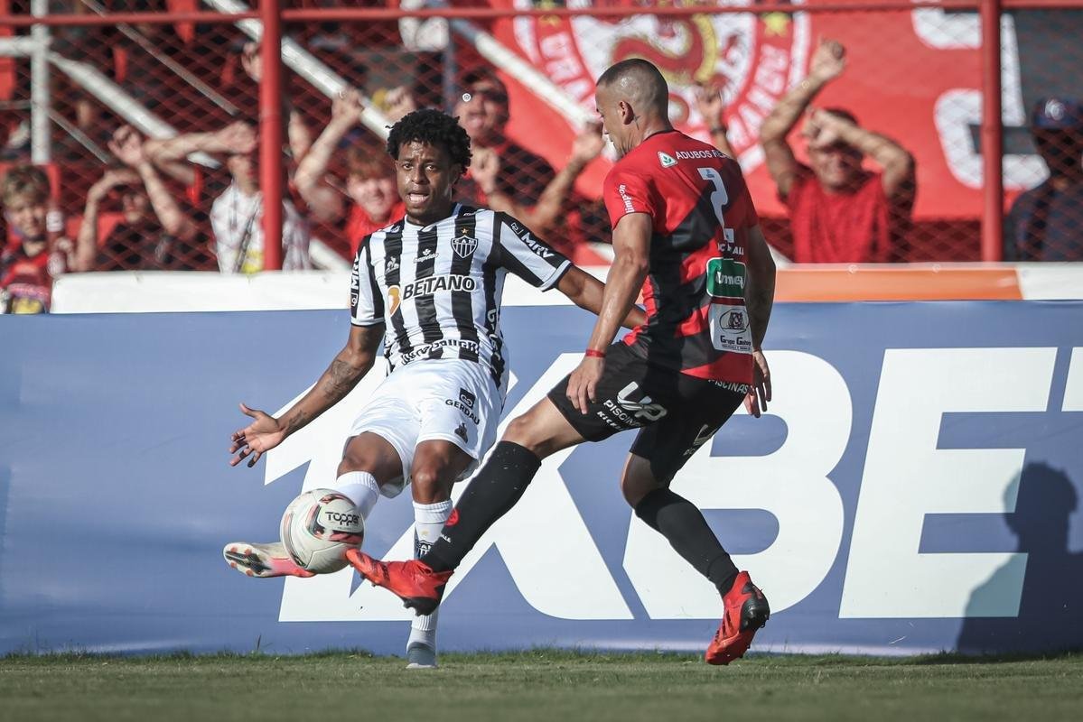 Fotos do jogo entre Pouso Alegre e Atltico, pelo Mineiro