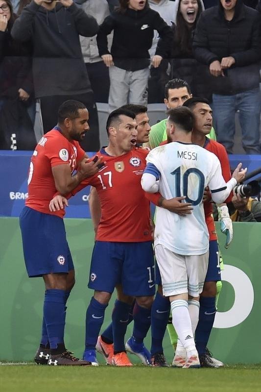 Medel deu peitadas em Messi durante primeiro tempo de Argentina e Chile, e ambos foram expulsos pelo rbitro paraguaio Mario Daz de Vivar. Torcida na Arena Corinthians vaiou a deciso do juiz.