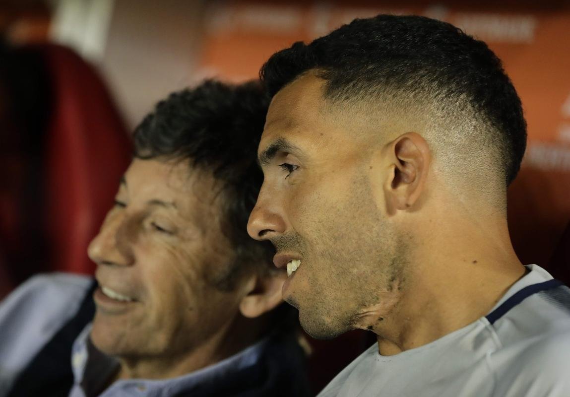 Depois do adiamento da final da Libertadores, jogadores de River Plate e Boca Juniors estiveram no gramado do Monumental de Nez e trocaram algumas palavras amistosas