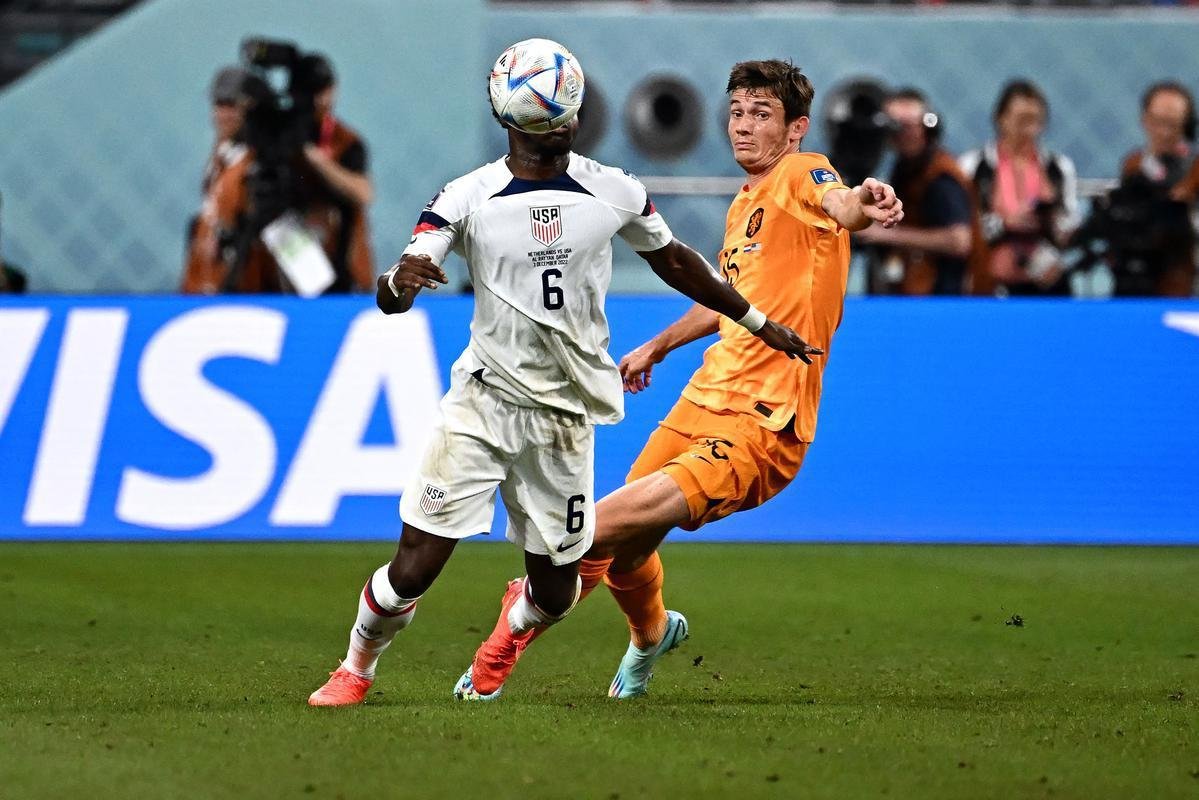 Lances do jogo entre Holanda e Estados Unidos pelas oitavas de final da Copa do Mundo.